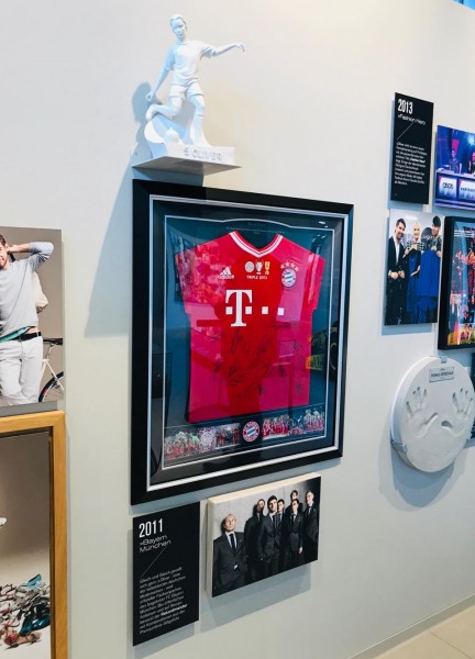 Zum 50. Geburtstag eröffnete S.Oliver ein Museum am Hauptsitz in Rottendorf, das seit Montag Exponate aus Produkt- und Marketing aus der Unternehmensgeschichte zeigt. Mike Meyer`s FC Bayern Kampagne ist Teil der Highlights.